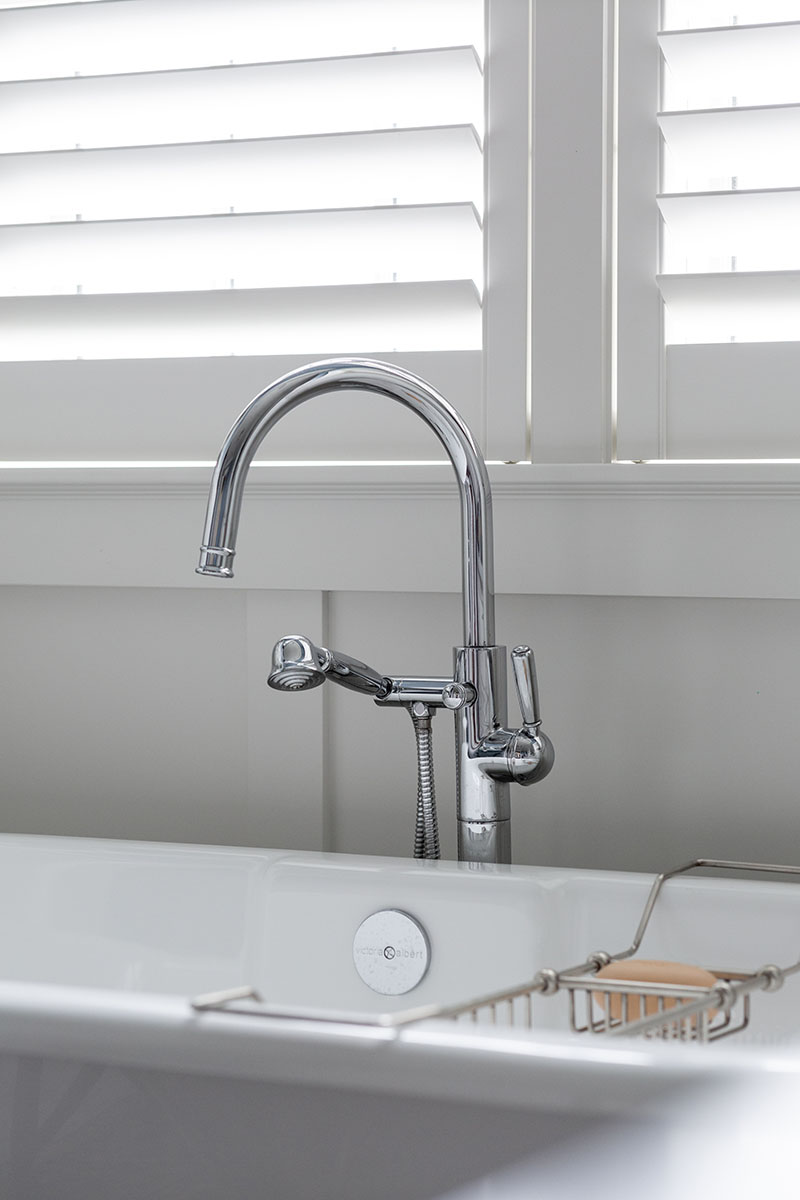 silver faucet fixture on bathtub