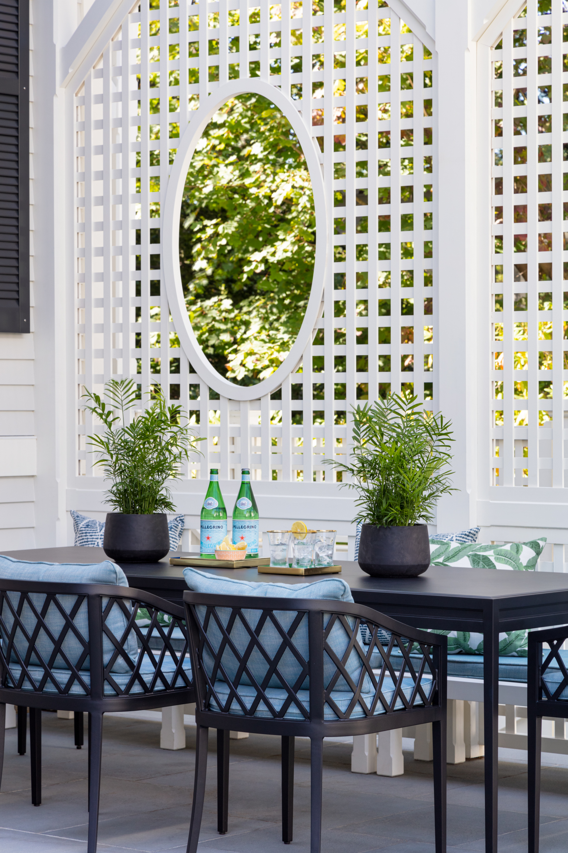 outdoor dining area with banquette