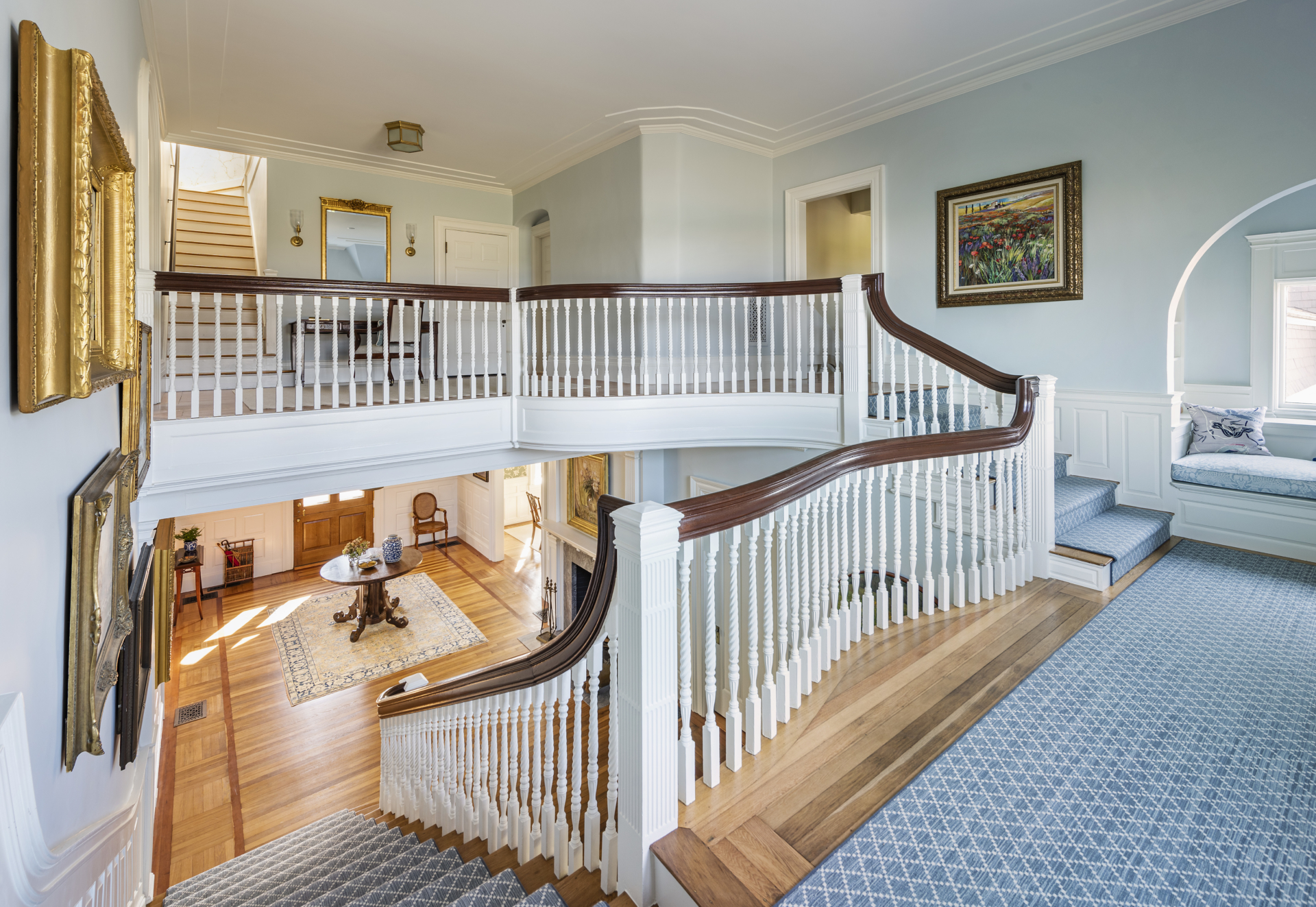 Wrapping stairway with landing and stair runner
