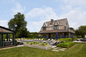 A shingle-style family compound in Jamestown by Taste Design